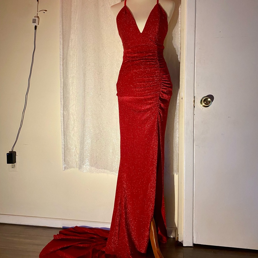BRAND:House of Hadiyah COLOR: Red, Sparkle SIZE: M